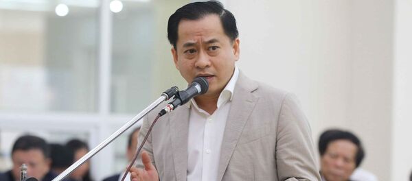 Bị cáo Phan Văn Anh Vũ (sinh năm 1975, Chủ tịch Hội đồng quản trị Công ty cổ phần Xây dựng 79, Công ty cổ phần Bắc Nam 79, Công ty TNHH I.V.C, Công ty cổ phần đầu tư Nhất Gia Phúc) tự bào chữa trước Hội đồng xét xử phiên tòa - Sputnik Việt Nam