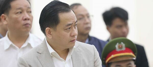 Bị cáo Phan Văn Anh Vũ (sinh năm 1975, Chủ tịch Hội đồng quản trị Công ty cổ phần Xây dựng 79, Công ty cổ phần Bắc Nam 79, Công ty trách nhiệm hữu hạn I.V.C, Công ty cổ phần đầu tư Nhất Gia Phúc) nghe đại diện Viện kiểm sát đề nghị mức án - Sputnik Việt Nam