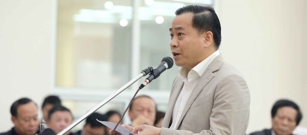 Bị cáo Phan Văn Anh Vũ (sinh năm 1975, Chủ tịch Hội đồng quản trị Công ty cổ phần Xây dựng 79, Công ty cổ phần Bắc Nam 79, Công ty TNHH I.V.C, Công ty cổ phần đầu tư Nhất Gia Phúc) tự bào chữa trước tòa - Sputnik Việt Nam