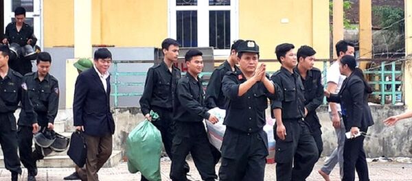 Các nhân viên công lực được người dân Đồng Tâm thả ra hồi Tháng Tư, 2017. Các nhân viên công lực được người dân Đồng Tâm thả ra hồi Tháng Tư, 2017. - Sputnik Việt Nam