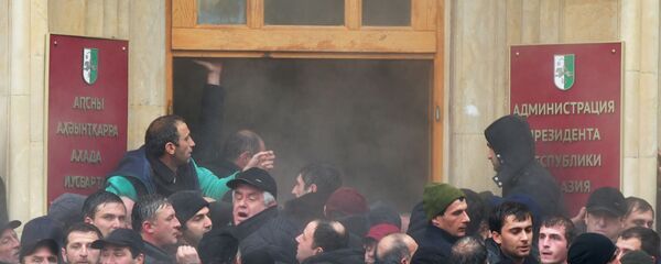 Những người biểu tình yêu cầu tổng thống từ chức tại Abkhazia. Những người biểu tình yêu cầu tổng thống từ chức tại Abkhazia. - Sputnik Việt Nam
