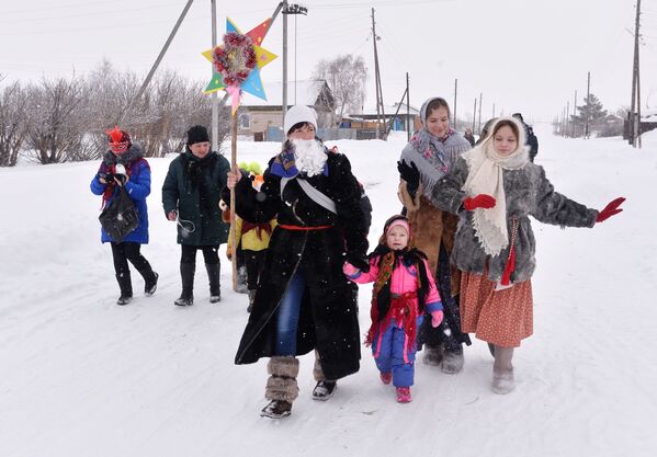 Các thành viên nhóm hát mừng Giáng sinh tại làng Cossack Chernorechye, tỉnh Chelyabinsk - Sputnik Việt Nam