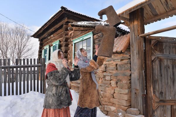  Các cô gái trong buổi bói Giáng sinh ở làng Cossack Chernorechye, tỉnh Chelyabinsk - Sputnik Việt Nam