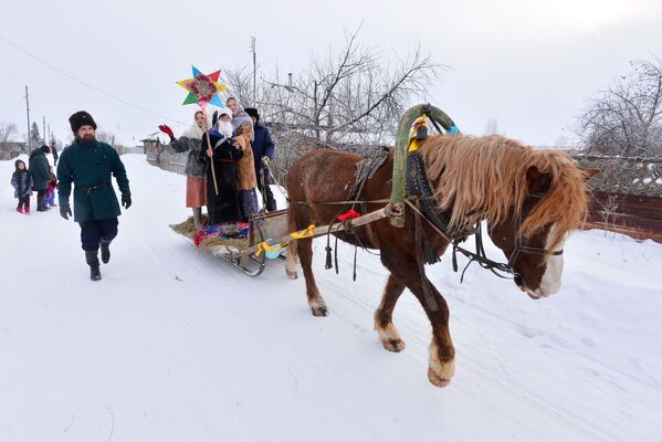 Các thành viên nhóm hát mừng Giáng sinh tại làng Cossack Chernorechye, tỉnh Chelyabinsk - Sputnik Việt Nam