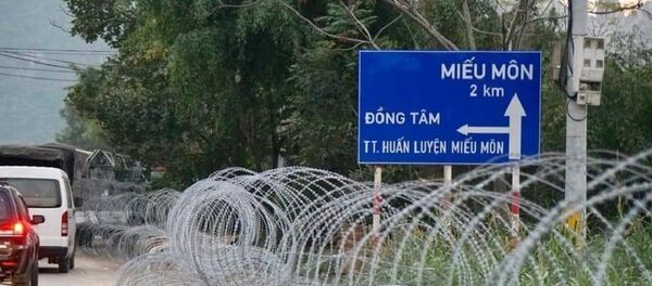 Đất khu đồng Sênh được quây bằng thép gai. Cảnh sát cắm chốt tại tất cả các lối ra vào thôn Hoành (xã Đồng Tâm). Đất khu đồng Sênh được quây bằng thép gai. Cảnh sát cắm chốt tại tất cả các lối ra vào thôn Hoành (xã Đồng Tâm). - Sputnik Việt Nam