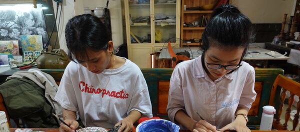 Vẽ tranh trên sản phẩm Pháp Lam cho dịp Tết - Sputnik Việt Nam