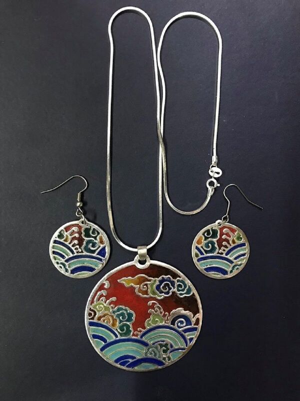 Trang sức pháp lam Huế trên bạc cho Tết Canh Tý được lấy cảm hứng từ pháp lam Nga Trang sức pháp lam Huế trên bạc cho Tết Canh Tý được lấy cảm hứng từ pháp lam Nga - Sputnik Việt Nam