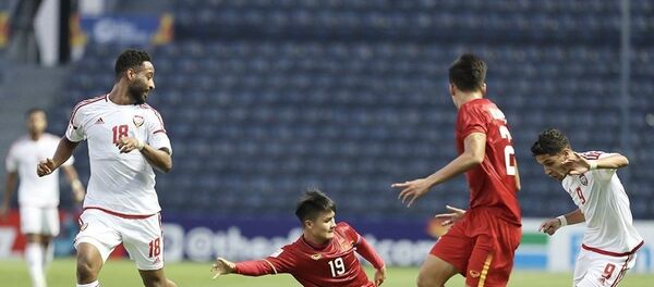 Số 9 đội UAE cầm bóng kéo léo và tạo ra đột biết trên hàng công. Số 9 đội UAE cầm bóng kéo léo và tạo ra đột biết trên hàng công. - Sputnik Việt Nam