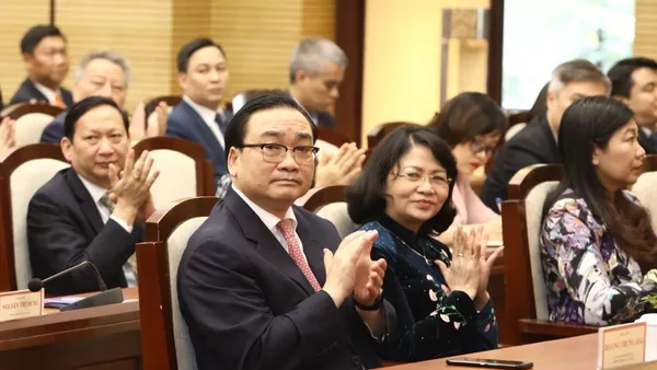 Đồng chí Đặng Thị Ngọc Thinh, Phó Chủ tịch nước, Phó Chủ tịch thứ nhất Hội đồng Thi đua - Khen thưởng Trung ương và đồng chí Hoàng Trung Hải, Bí thư Thành ủy, Trưởng đoàn đại biểu Quốc hội thành phố Hà Nội cùng các đại biểu dự Hội nghị.  - Sputnik Việt Nam