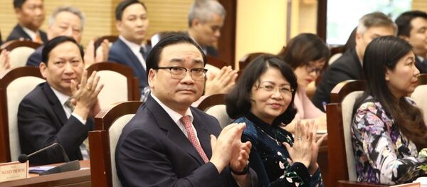 Đồng chí Đặng Thị Ngọc Thinh, Phó Chủ tịch nước, Phó Chủ tịch thứ nhất Hội đồng Thi đua - Khen thưởng Trung ương và đồng chí Hoàng Trung Hải, Bí thư Thành ủy, Trưởng đoàn đại biểu Quốc hội thành phố Hà Nội cùng các đại biểu dự Hội nghị.  - Sputnik Việt Nam