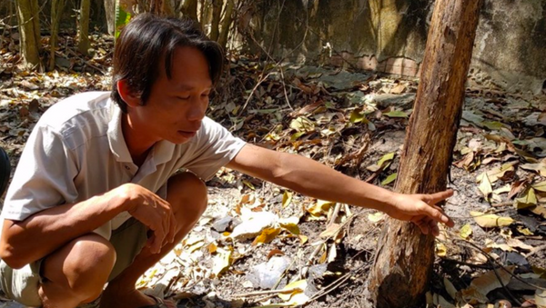 Anh Phong chỉ nơi phát hiện 2 sọ người. - Sputnik Việt Nam