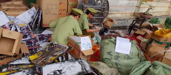 Lực lượng Quản lý thị trường kiểm đếm số hàng. - Sputnik Việt Nam