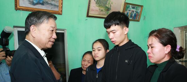 Đại tướng Tô Lâm, Bộ trưởng Bộ Công an động viên, chia buồn sự mất mát của thân nhân Thượng tá Nguyễn Huy Thịnh. - Sputnik Việt Nam