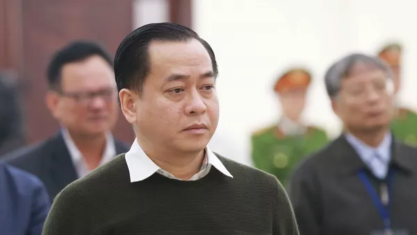 Bị cáo Phan Văn Anh Vũ (sinh năm 1975, Chủ tịch Hội đồng quản trị Công ty cổ phần Xây dựng 79, Công ty cổ phần Bắc Nam 79, Công ty trách nhiệm hữu hạn I.V.C, Công ty cổ phần đầu tư Nhất Gia Phúc) và các bị cáo nghe Hồi đồng xét xử đọc bản tuyên án.