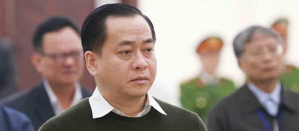 Bị cáo Phan Văn Anh Vũ (sinh năm 1975, Chủ tịch Hội đồng quản trị Công ty cổ phần Xây dựng 79, Công ty cổ phần Bắc Nam 79, Công ty trách nhiệm hữu hạn I.V.C, Công ty cổ phần đầu tư Nhất Gia Phúc) và các bị cáo nghe Hồi đồng xét xử đọc bản tuyên án. Bị cáo Phan Văn Anh Vũ (sinh năm 1975, Chủ tịch Hội đồng quản trị Công ty cổ phần Xây dựng 79, Công ty cổ phần Bắc Nam 79, Công ty trách nhiệm hữu hạn I.V.C, Công ty cổ phần đầu tư Nhất Gia Phúc) và các bị cáo nghe Hồi đồng xét xử đọc bản tuyên án. - Sputnik Việt Nam