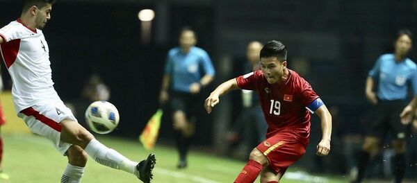Quang Hải (19-U23 Việt Nam) tạt bóng vào vòng cấm địa U 23 Jordan. - Sputnik Việt Nam