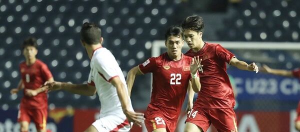 Hoàng Đức đi bóng và trọc khe cho Tiến Linh trong pha bóng tấn công. Hoàng Đức đi bóng và trọc khe cho Tiến Linh trong pha bóng tấn công. - Sputnik Việt Nam