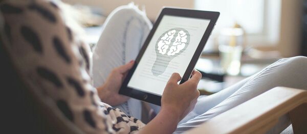 Một cô gái đọc thông tin liên quan đến não người trên máy tính bảng Một cô gái đọc thông tin liên quan đến não người trên máy tính bảng - Sputnik Việt Nam