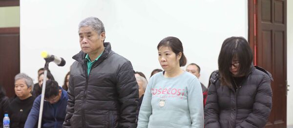 Từ trái qua phải, các bị cáo gồm: tài xế Doãn Quý Phiến, nhân viên giám sát trên xe Nguyễn Bích Quy và Nguyễn Thị Bích Thủy (giáo viên chủ nhiệm lớp 1 Tokyo, Trường Gateway). Từ trái qua phải, các bị cáo gồm: tài xế Doãn Quý Phiến, nhân viên giám sát trên xe Nguyễn Bích Quy và Nguyễn Thị Bích Thủy (giáo viên chủ nhiệm lớp 1 Tokyo, Trường Gateway). - Sputnik Việt Nam