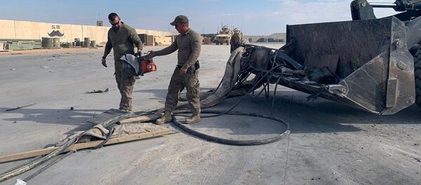 Quân nhân Mỹ dọn dẹp căn cứ quân sự Ain al-Asad ở Iraq sau khi bị tấn công - Sputnik Việt Nam