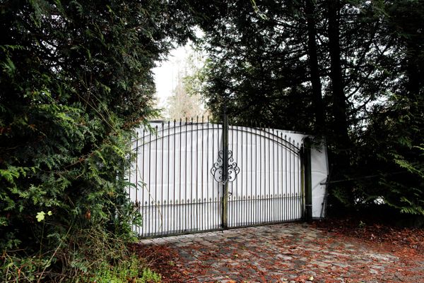 Cổng biệt thự ở North Saanich, nơi Hoàng tử Harry và công nương Meghan từng ở - Sputnik Việt Nam