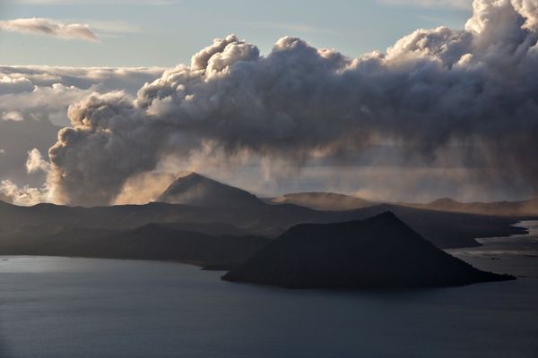Phún xuất bụi tro từ núi lửa Taal ở Philippines - Sputnik Việt Nam
