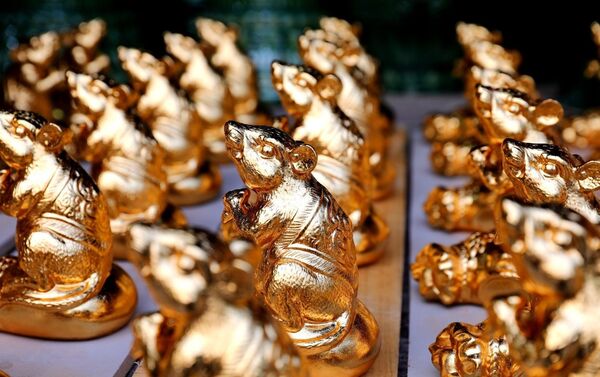 Sản phẩm gốm Kỳ Linh Canh Tý hoàn thiện chuẩn bị cho bày bán phục Tết Canh Tý, Bát Tràng, Việt Nam Sản phẩm gốm Kỳ Linh Canh Tý hoàn thiện chuẩn bị cho bày bán phục Tết Canh Tý, Bát Tràng, Việt Nam - Sputnik Việt Nam
