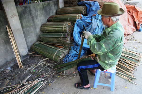 Người đàn ông dùng dao chẻ tre làm tăm hương - Sputnik Việt Nam