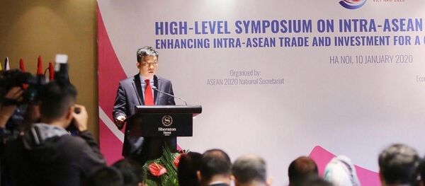 Vụ trưởng Vụ ASEAN (Bộ Ngoại giao) Vũ Hồ nhấn mạnh tầm quan trọng của việc tăng cường thương mại và đầu tư nội khối ASEAN vì một ASEAN gắn kết và chủ động thích ứng.  - Sputnik Việt Nam