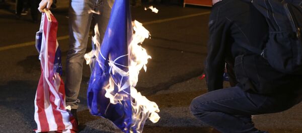 Người biểu tình tại Athens đốt cờ Hoa Kỳ và NATO - Sputnik Việt Nam