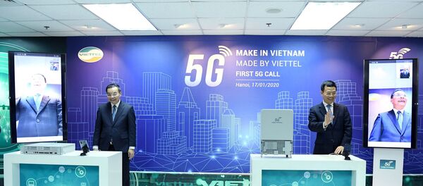 Bộ trưởng Nguyễn Mạnh Hùng và Bộ trưởng Chu Ngọc Anh thực hiện cuộc gọi video đầu tiên sử dụng đường truyền dẫn dữ liệu kết nối 5G trên thiết bị thu phát sóng gNodeB do Viettel nghiên cứu và sản xuất. - Sputnik Việt Nam