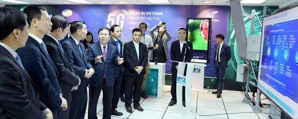 Đại biểu tham quan và làm việc tại trụ sở Tổng Công ty Công nghiệp Công nghệ cao Viettel.  - Sputnik Việt Nam