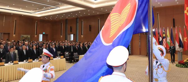 Thủ tướng Nguyễn Xuân Phúc, Chủ tịch ASEAN 2020 và các đại biểu chứng kiến nghi thức thượng cờ ASEAN - Sputnik Việt Nam