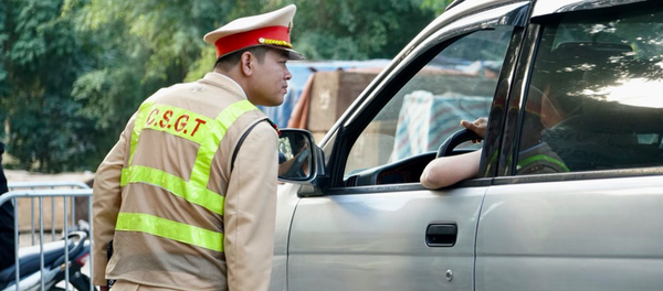 Lực lượng chức năng kiểm tra xe ra vào Đồng Tâm trong thời gian xảy ra vụ việc. - Sputnik Việt Nam