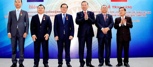 Đại tướng Tô Lâm, Bộ trưởng Bộ Công an Việt Nam trao Huân trương hữu nghị cho các cá nhân Bộ Nội vụ Vương quốc Campuchia - Sputnik Việt Nam