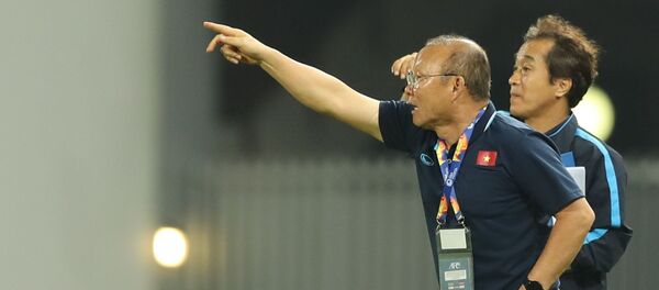 HLV Park Hang Seo chỉ đạo trận đấu từ khu kỹ thuật. HLV Park Hang Seo chỉ đạo trận đấu từ khu kỹ thuật. - Sputnik Việt Nam