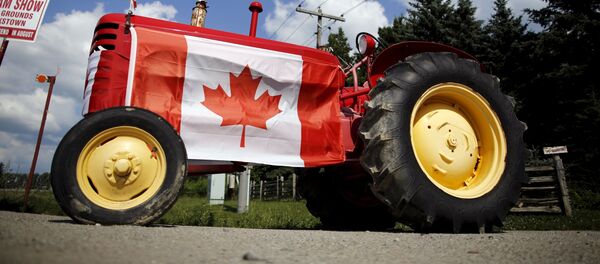 Máy kéo với quốc kỳ Canada tại tỉnh Ontario, Canada - Sputnik Việt Nam