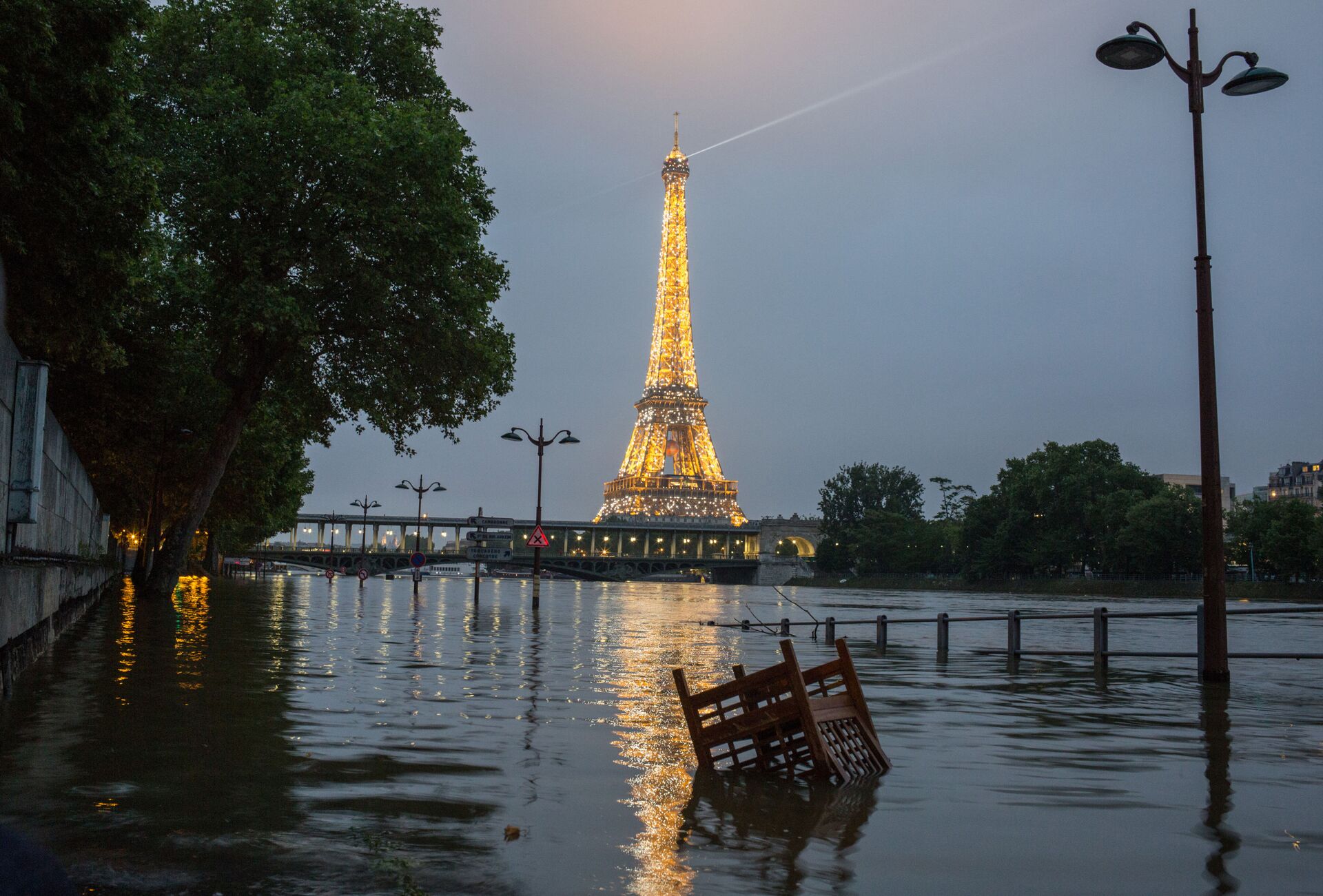 Tháp Eiffel và bờ kè sông Seine trong trận lụt ở Paris, tháng 6 năm 2016 - Sputnik Việt Nam, 1920, 18.09.2024