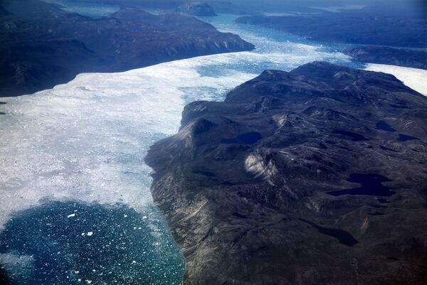 Những tảng băng trôi trong vịnh hẹp ngoài khơi Greenland, tháng 8 năm 2017 - Sputnik Việt Nam