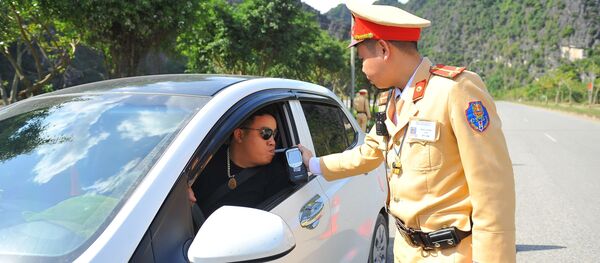 CSGT huyện Hoa Lư kiểm tra nồng độ cồn của lái xe CSGT huyện Hoa Lư kiểm tra nồng độ cồn của lái xe - Sputnik Việt Nam