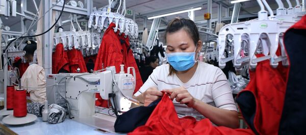 Dây chuyền sản xuất hàng may mặc xuất khẩu tại Công ty TNHH May Accasette Garment, vốn đầu tư của Đài Loan (Trung Quốc), tại khu công nghiệp Sóng Thần 3 - Sputnik Việt Nam