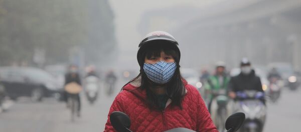 Người dân Thủ đô tham gia giao thông nên đeo khẩu trang y tế đủ tiêu chuẩn trong những ngày chỉ số ô nhiễm lên cao.  - Sputnik Việt Nam