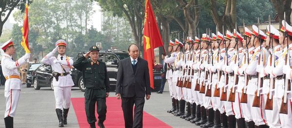 Thủ tướng Nguyễn Xuân Phúc duyệt đội danh dự. - Sputnik Việt Nam