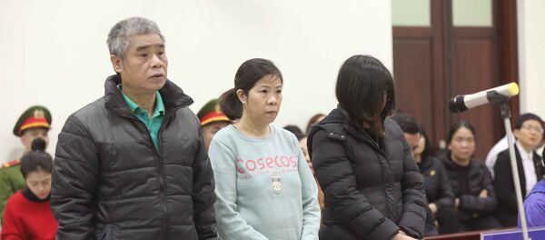 Từ trái qua phải, các bị cáo gồm: tài xế Doãn Quý Phiến, nhân viên giám sát trên xe Nguyễn Bích Quy và Nguyễn Thị Bích Thủy (giáo viên chủ nhiệm lớp 1 Tokyo, Trường Gateway). Từ trái qua phải, các bị cáo gồm: tài xế Doãn Quý Phiến, nhân viên giám sát trên xe Nguyễn Bích Quy và Nguyễn Thị Bích Thủy (giáo viên chủ nhiệm lớp 1 Tokyo, Trường Gateway). - Sputnik Việt Nam