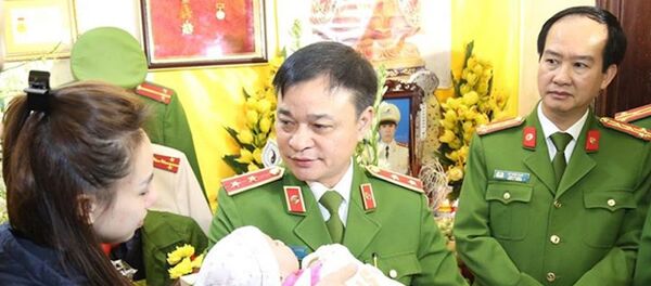 Trung tướng Phạm Quốc Cương (giữa) thăm hỏi gia đình các liệt sĩ. - Sputnik Việt Nam