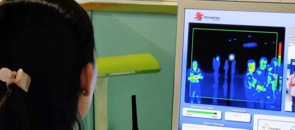 Nhân viên sân bay Tân Sơn Nhất kiểm tra màn hình hiển thị máy quét thân nhiệt đối với hành khách quốc tế đến Việt Nam. Nhân viên sân bay Tân Sơn Nhất kiểm tra màn hình hiển thị máy quét thân nhiệt đối với hành khách quốc tế đến Việt Nam. - Sputnik Việt Nam