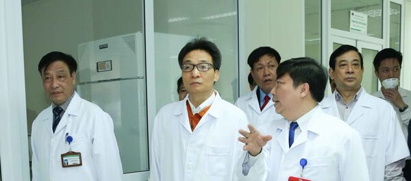 Phó Thủ tướng Vũ Đức Đam kiểm trakiểm tra công tác chuẩn bị sẵn sàng cách ly, điều trị người bị viêm hô hấp cấp do virus Corona (nCoV), tại Bệnh viện Bệnh nhiệt đới Trung ương. - Sputnik Việt Nam