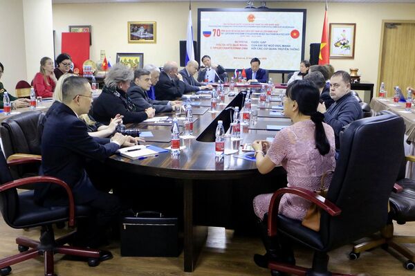 Cuộc trò chuyện nghiêm túc trong khung cảnh lễ hội - Sputnik Việt Nam