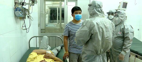 Đoàn công tác của Bộ Y tế thực hiện các biện pháp nghiệp vụ với bệnh nhân dương tính với virus nCoV - Sputnik Việt Nam