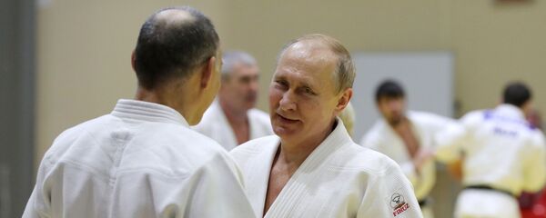 Tổng thống Nga Vladimir Putin trong buổi tập với các thành viên đội tuyển judo quốc gia Nga Tổng thống Nga Vladimir Putin trong buổi tập với các thành viên đội tuyển judo quốc gia Nga - Sputnik Việt Nam